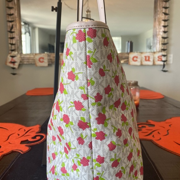 Michael Kors Signature Logo Floral Tote (White) w/Gold Hardware. - Picture 8 of 11